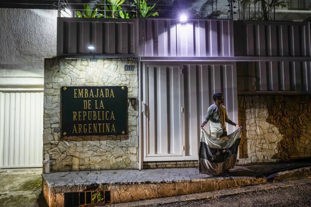Tras el ultimátum de Nicolás Maduro, el Gobierno acelera la salida de los diplomáticos argentinos de Venezuela