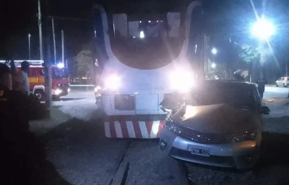 Pudo ser tragedia: un tren de pasajeros impactó de lleno contra un auto