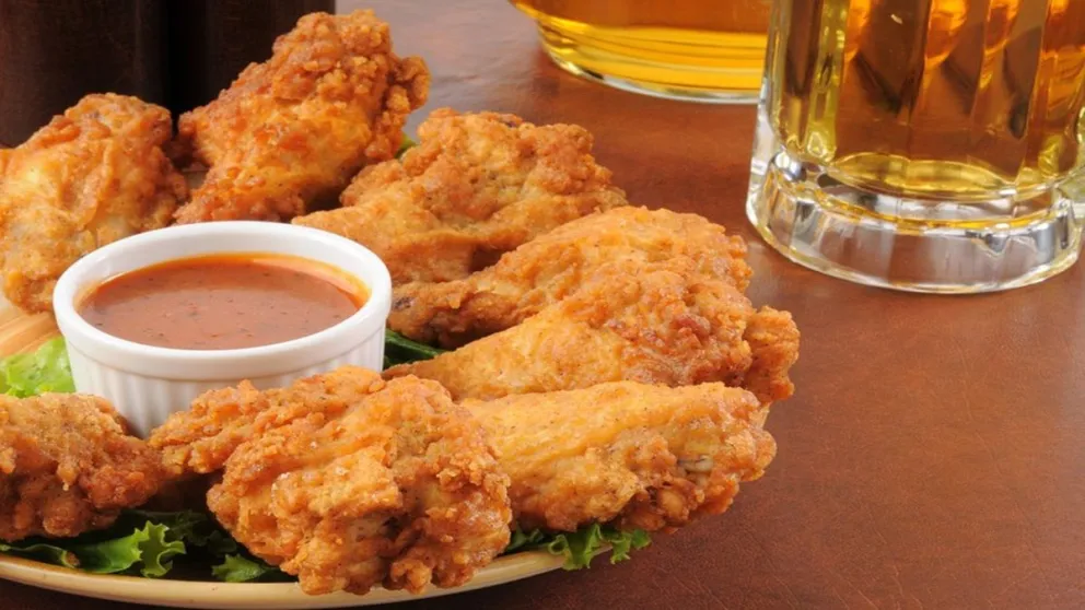 Cómo lograr que las alitas de pollo te queden crujientes en casa: una receta que tu familia adorará