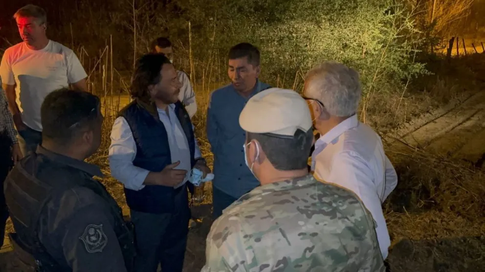 Durante los incendios en la madrugada, Gustavo Sáenz recorrió las áreas más afectadas de Salta