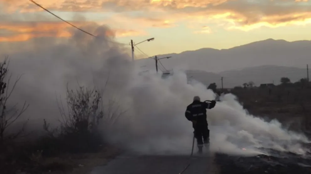 Tras el azote del viento zonda en la ciudad, el equipo de emergencias registró más de 40 llamadas de alerta