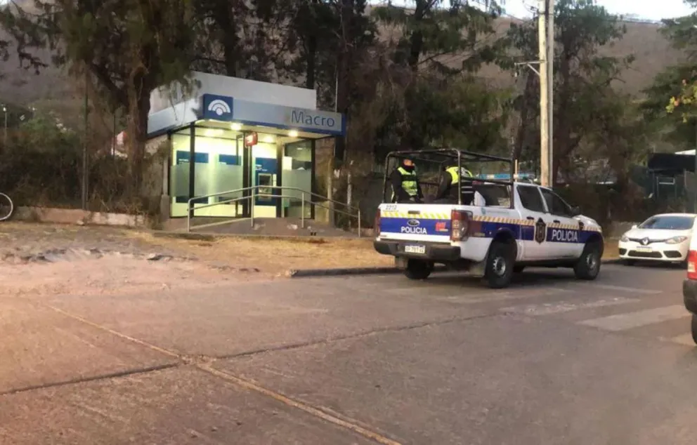 Delincuentes dijeron que estaban orinando tras robar un cajero automático en Tres Cerritos