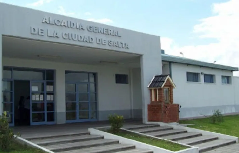 Un peligroso delincuente aprovechó que el patrullero se rompió y se dio a la fuga camino a la comisaría