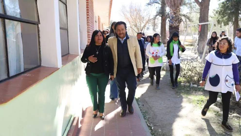 Gustavo Sáenz anunció la reactivación de obras en la escuela Normal de Cafayate
