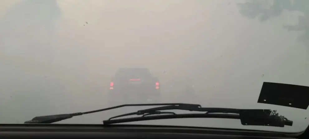 Feroz incendio en zona sur: el humo redujo la visibilidad en Avenida Paraguay
