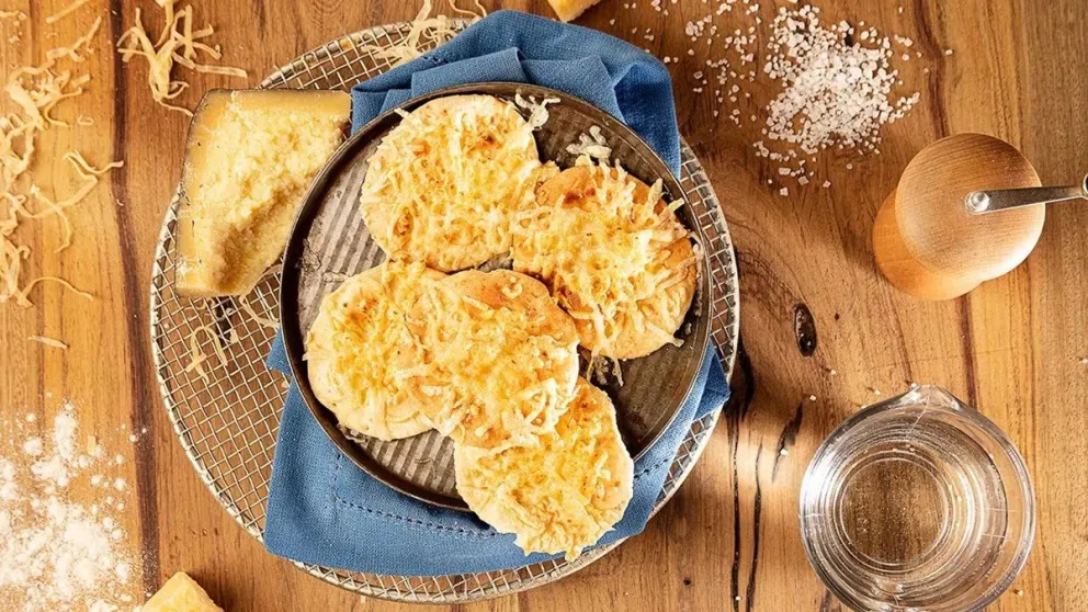 Dale un giro a tus meriendas con esta irresistible receta de galletas de cheddar: en solo 5 pasos