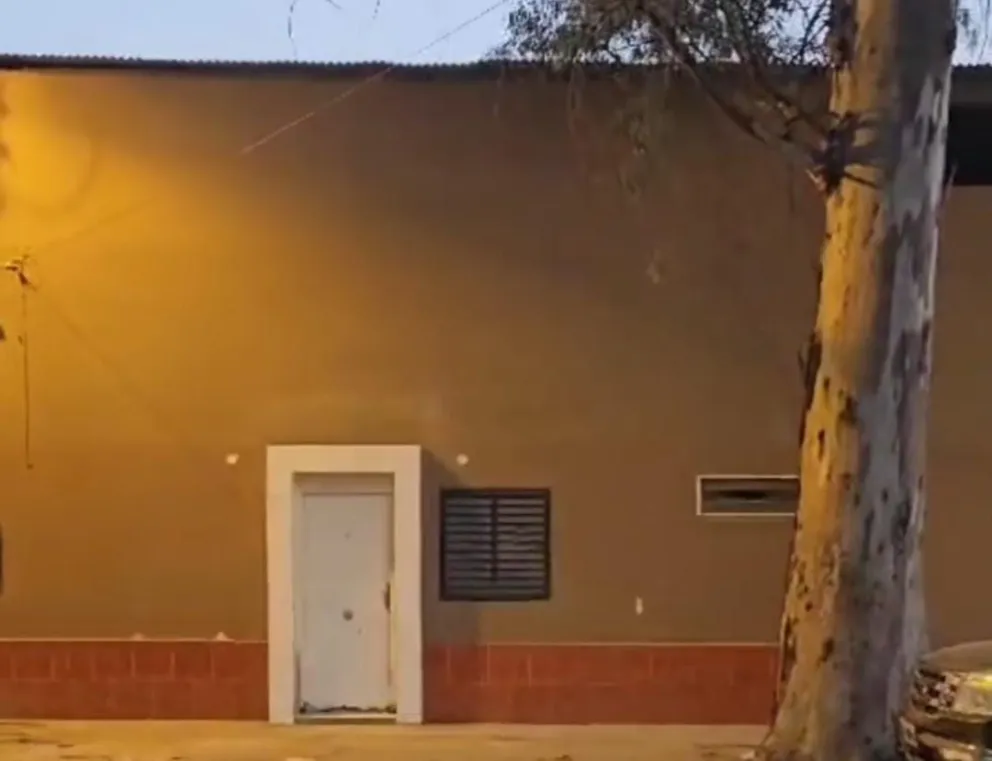 Telo clandestino a metros de una comisaría: vecinos denuncian que ingresan menores de edad