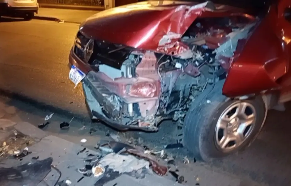 |AHORA| Violento choque a metros del Convento San Bernardo: el auto quedó destrozado