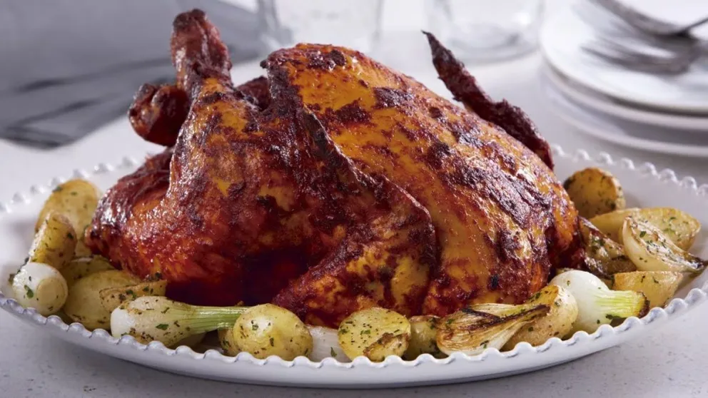 Transforma tu cena con esta receta de pollo al horno con papas crocantes: un plato que encantará a todos