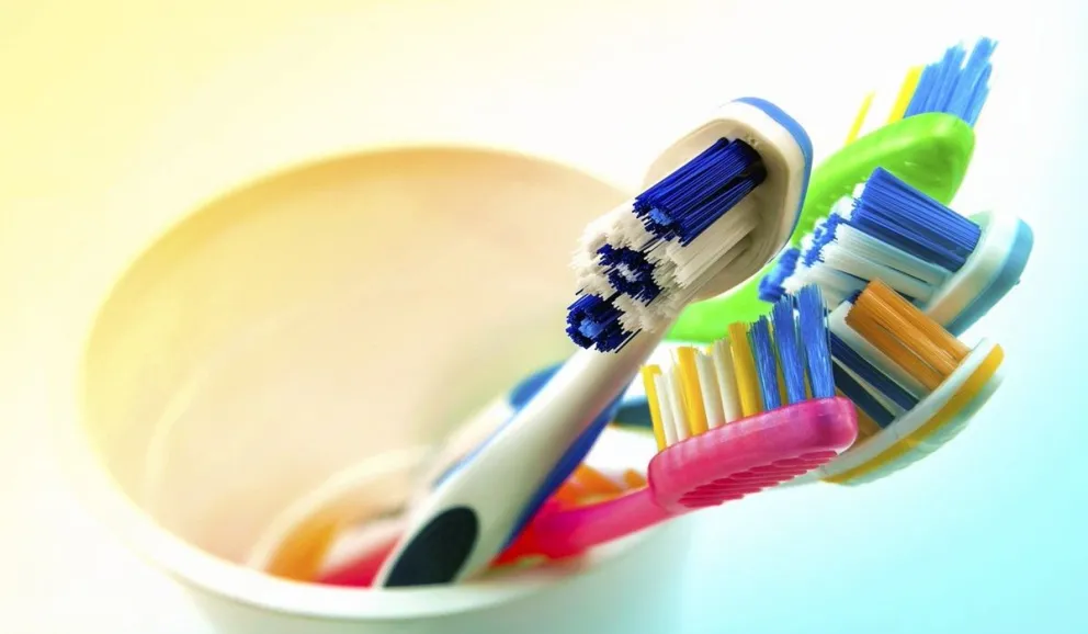 Protege tu sonrisa: este es el eficaz truco para mantener tu cepillo de dientes libre de bacterias y gérmenes