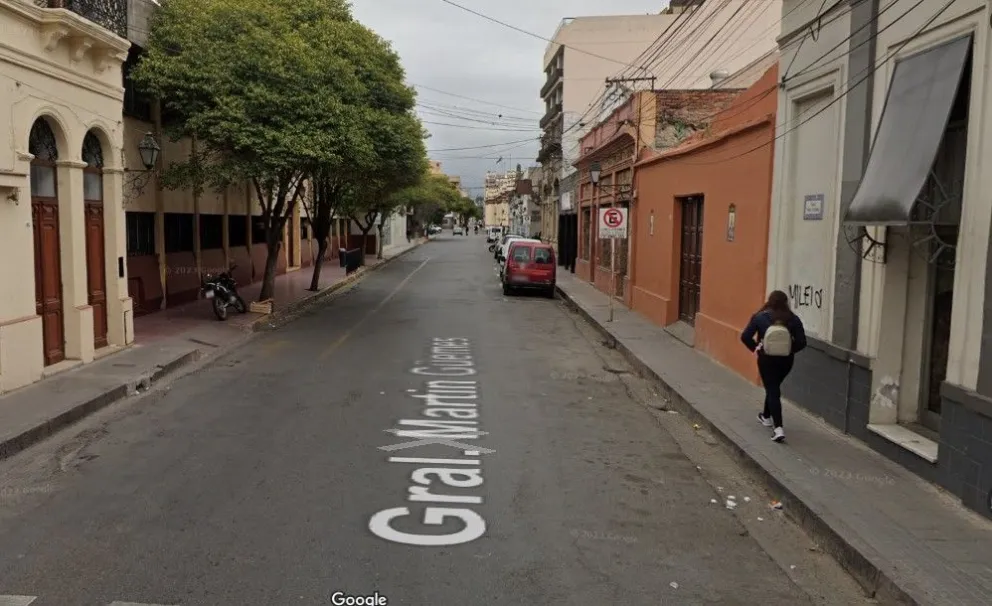 Pungas en el centro: una ladrona robó más de diez celulares en la puerta de un colegio salteño