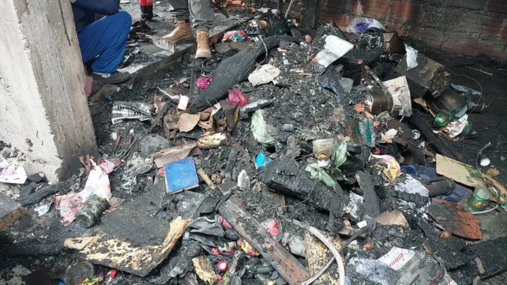 Feroz incendio en zona sudeste: una familia perdió todas sus pertenencias