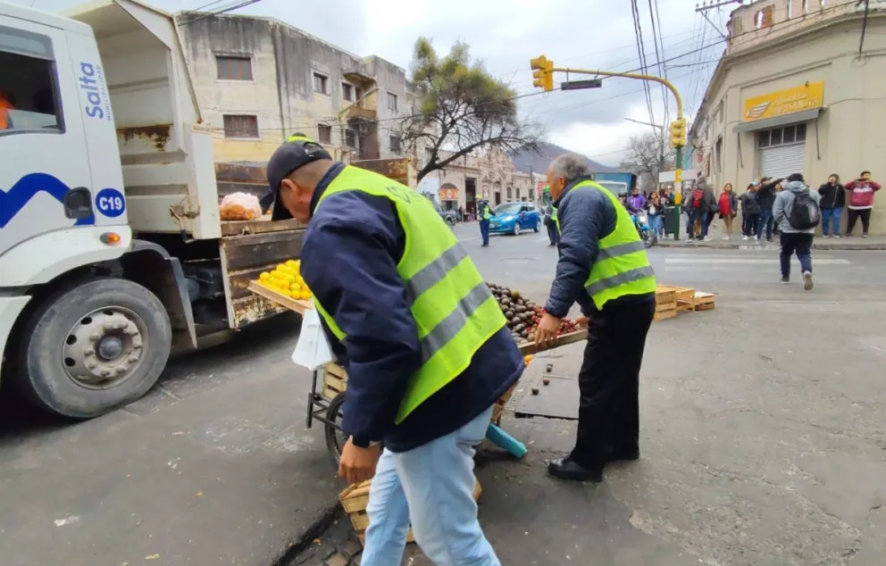 Operativo de seguridad: tras el sangriento enfrentamiento entre fruteros, levantaron los carros de la calle Ituzaingó