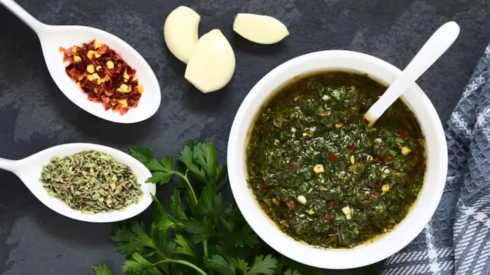 Descubrí cómo preparar el auténtico chimichurri argentino: la receta tradicional que debés conocer