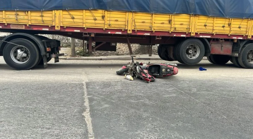 Fuerte accidente en el Templete a San Cayetano: un motociclista sufrió heridas de gravedad