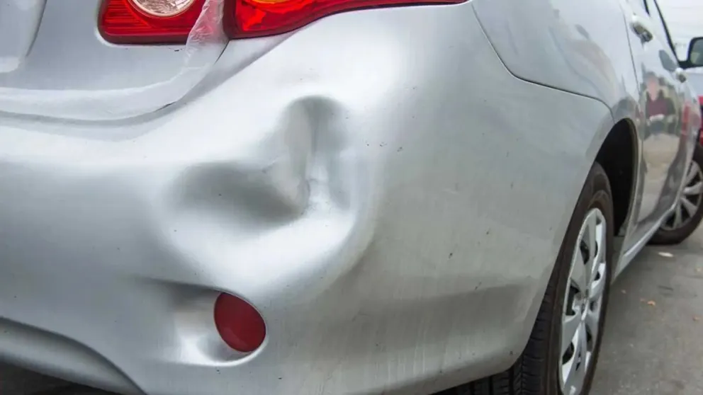 El sorprendente truco que se hizo viral para desaparecer una abolladura de tu auto en casa