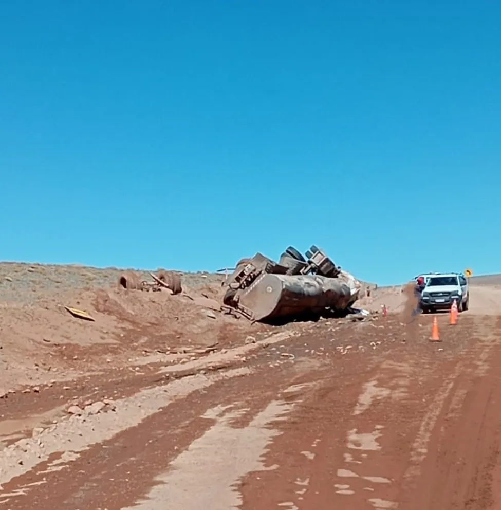 Un camionero murió a causa de un fuerte accidente en un camino minero