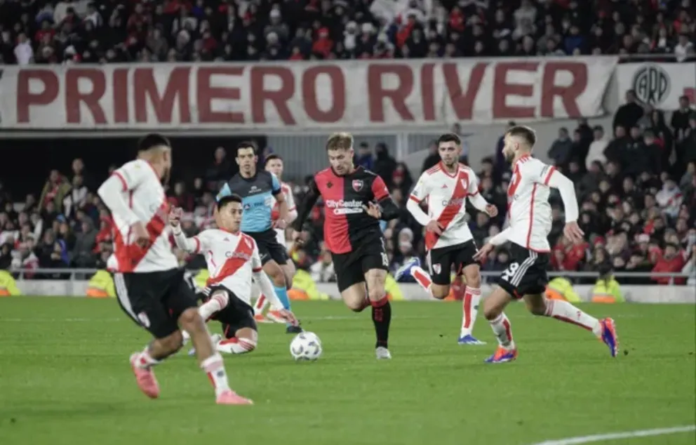 Con mano incluida: River y Newell´s no se sacaron ventajas y sellaron un aburrido 0 a 0