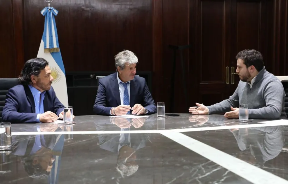 Gustavo Sáenz firma de cesión de 41 hectáreas de terreno