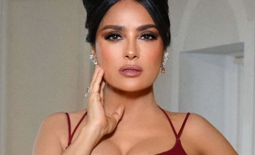 Salma Hayek modela el bikini perfecto que regala cintura de avispa y glúteos bonitos