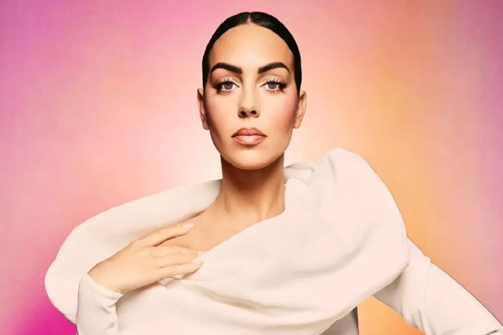 Georgina arrasa con su sensualidad con el minivestido transparente que juega con la imaginación 