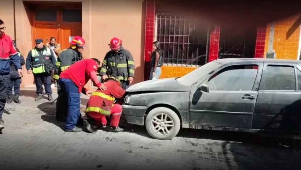 Auto quemado en el centro de Salta