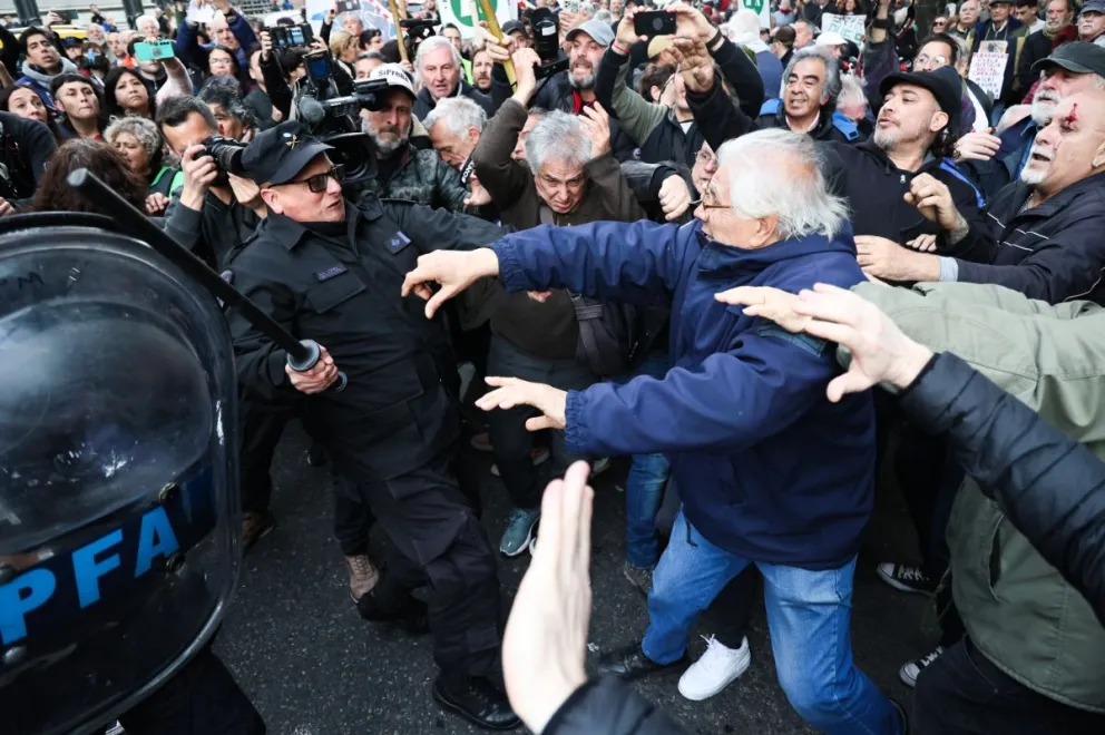 Reprimen a jubilados que protestaban contra el veto de la reforma jubilatoria en el Congreso