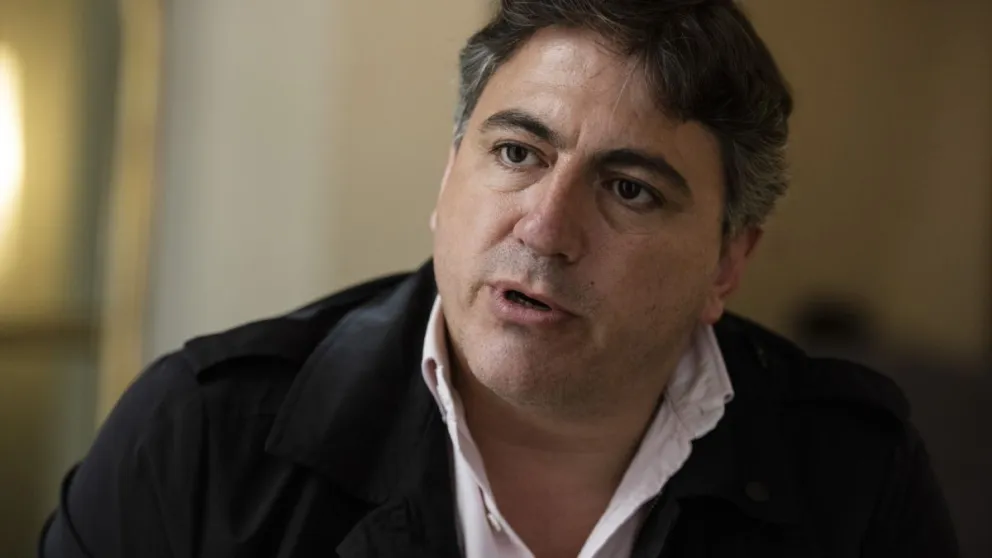 Siguen las internas en La Libertad Avanza: expulsaron a un senador por pelearse con Santiago Caputo