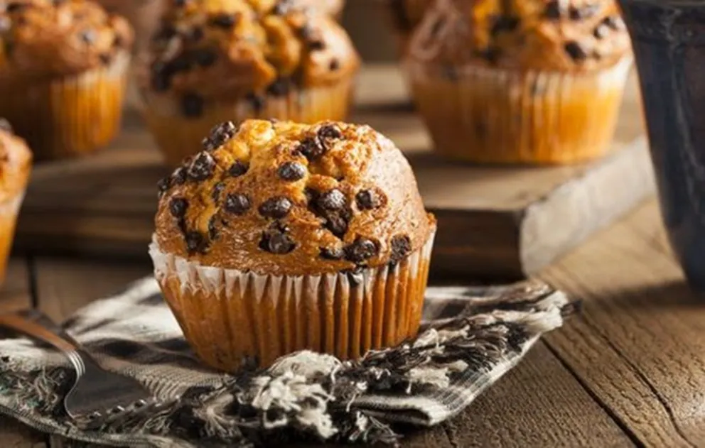No hagás esperar a tus hijos por la merienda: la receta de muffins de banana y chocolate en 15 minutos