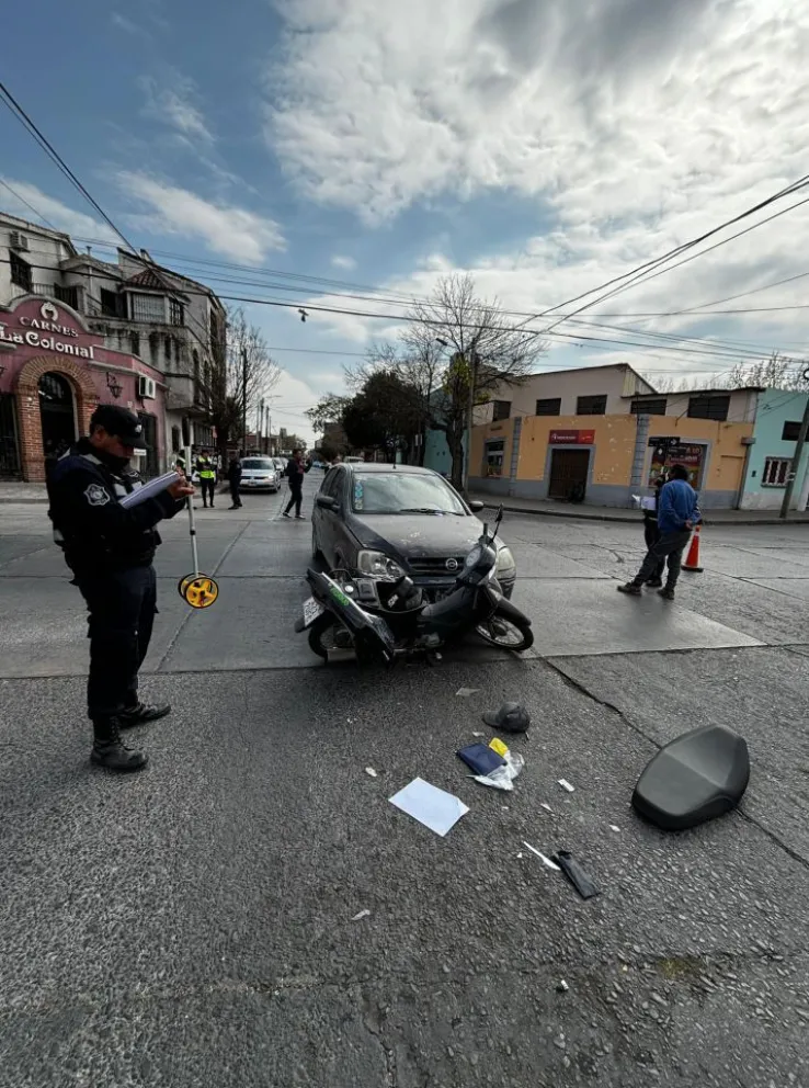 Choque moto y camioneta