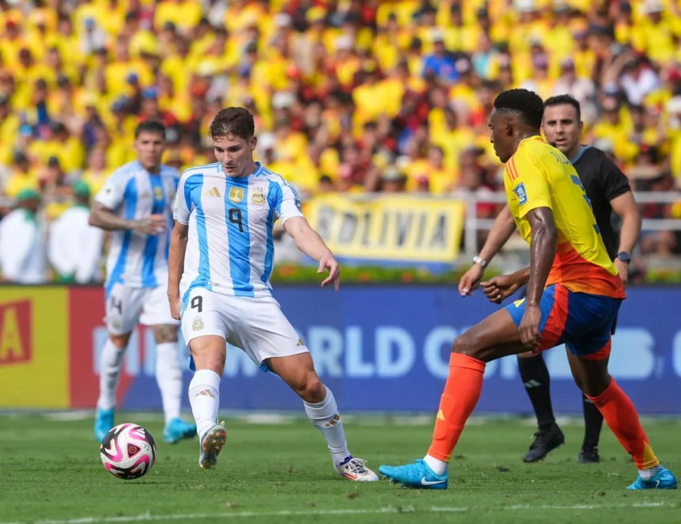 Con James Rodríguez intratable, la Selección Argentina perdió ante Colombia por 2 a 1 