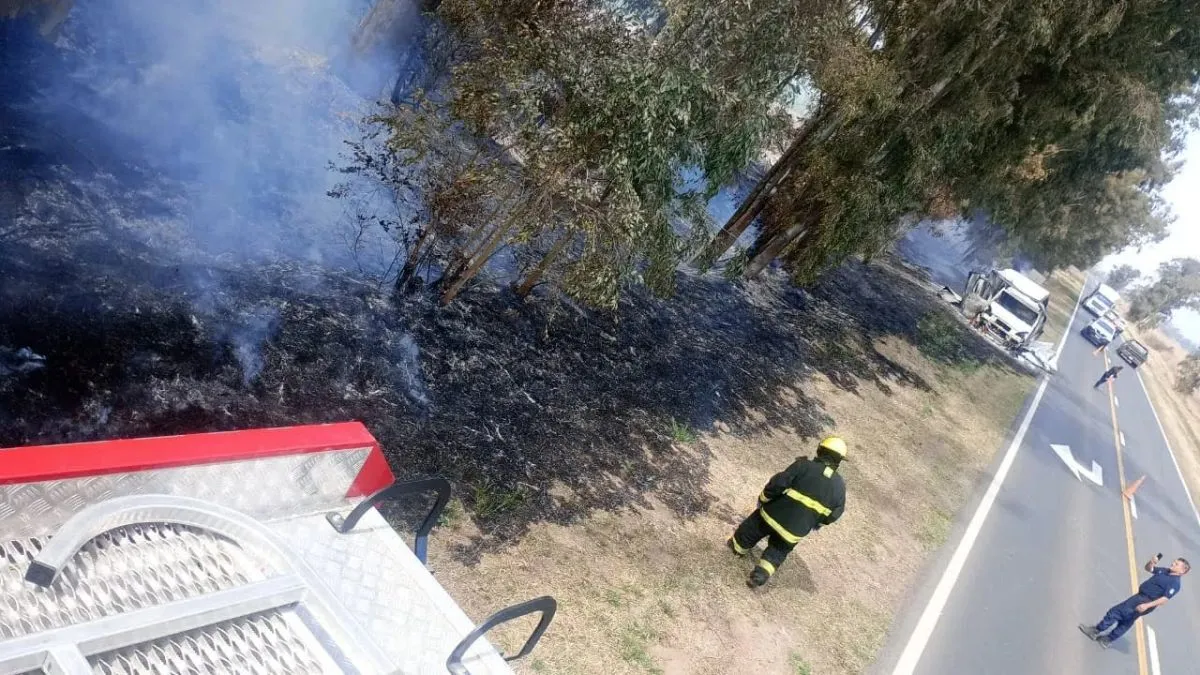 Incendio de un veh&iacute;culo en Coronel Moldes