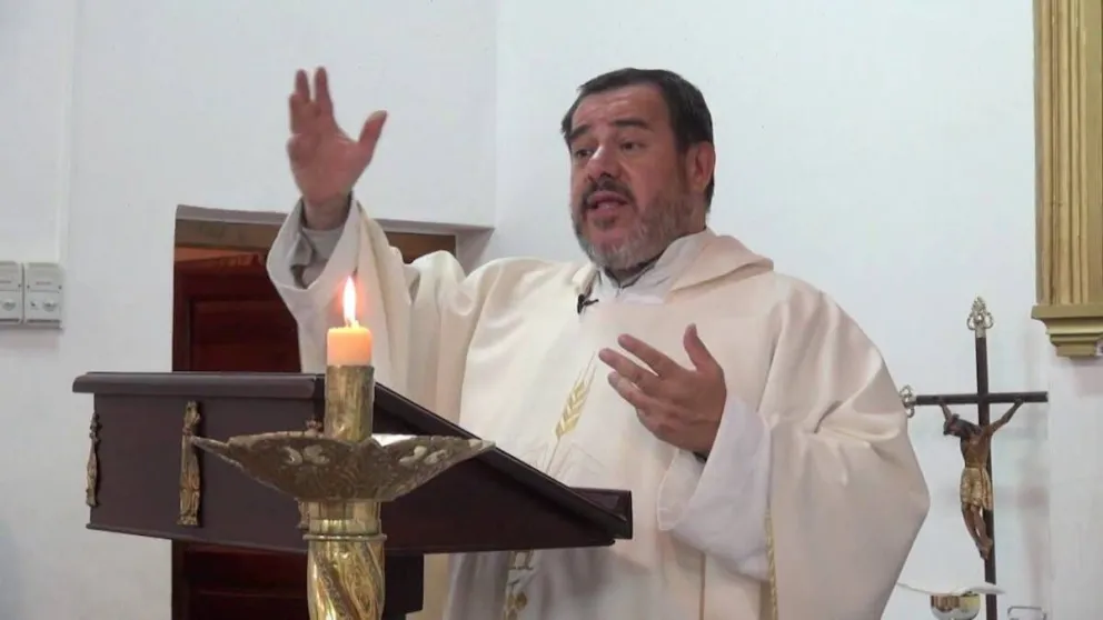 El padre Oscar Ossola pide la participación de "menos políticos" durante la procesión del Milagro