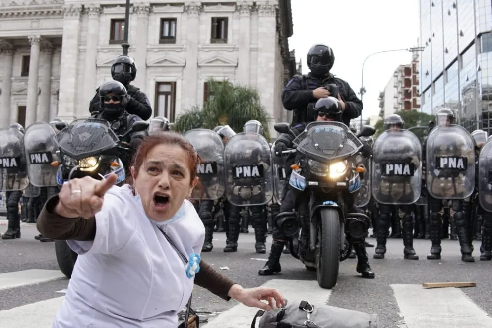 Tras la ratificación del veto a la reforma jubilatoria, se registró una fuerte represión en el Congreso