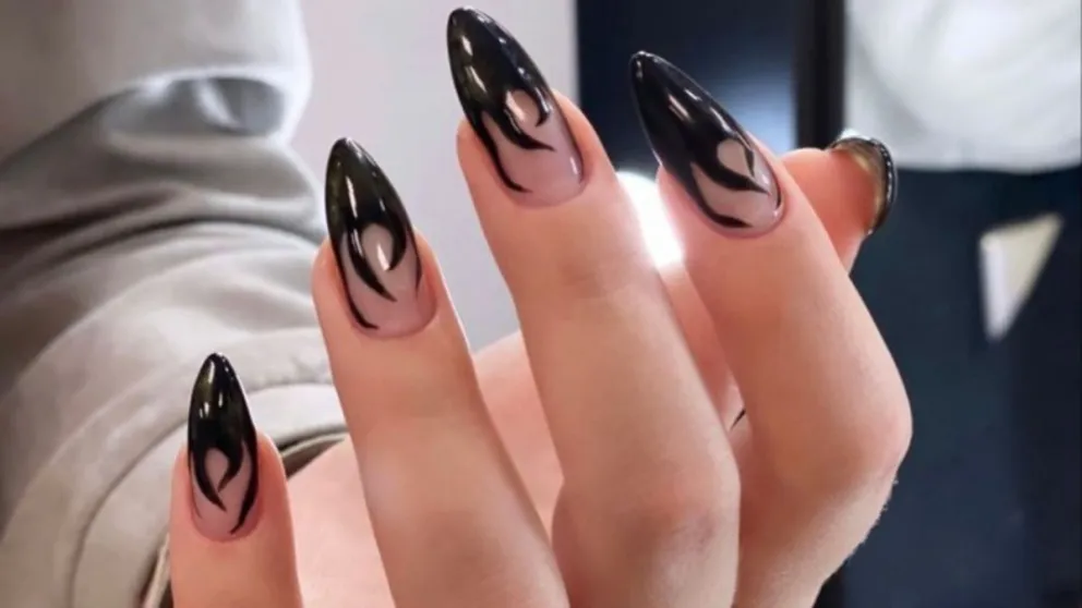 Diseños de Uñas con Esmalte Negro: glamour y estilo asegurado