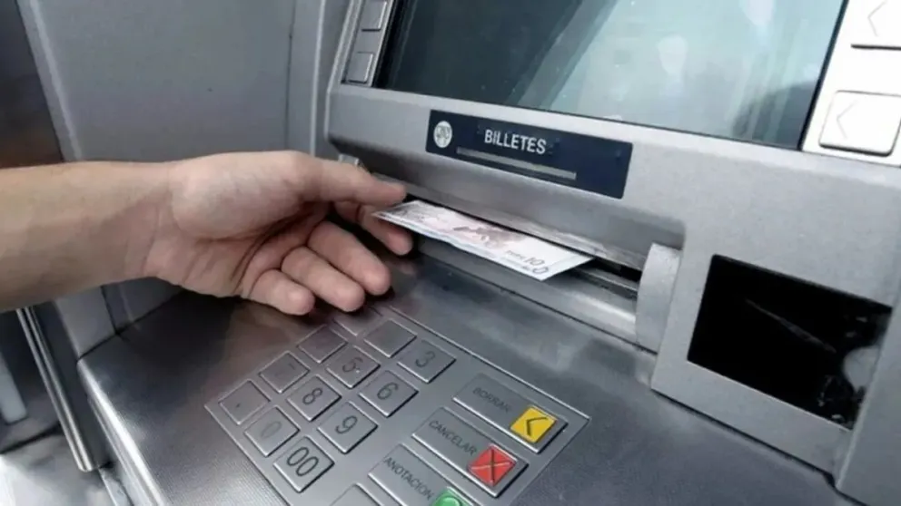 Conocé los errores más comunes al usar un cajero automático: consejos para protegerte de las estafas