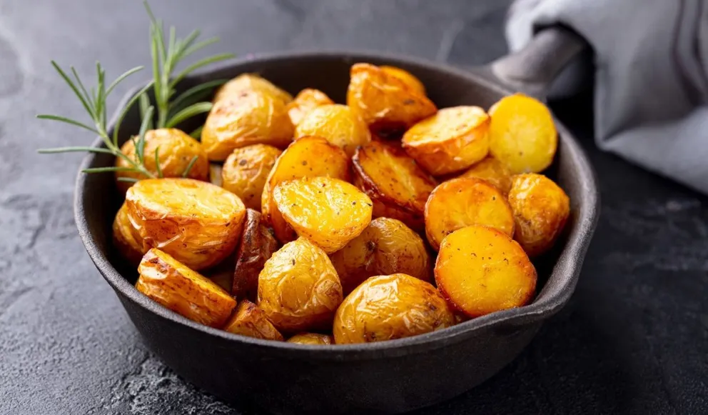 Descubrí el asombroso truco para que las papas al horno no se peguen a la bandeja: el resultado te sorprenderá