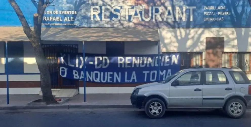 Juventud Antoniana en llamas: tras la eliminación del Federal A, los hinchas apuntaron contra la Comisión Directiva