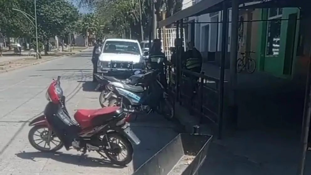 Gravísimo accidente: un menor atropelló con una moto a una inspectora de tránsito