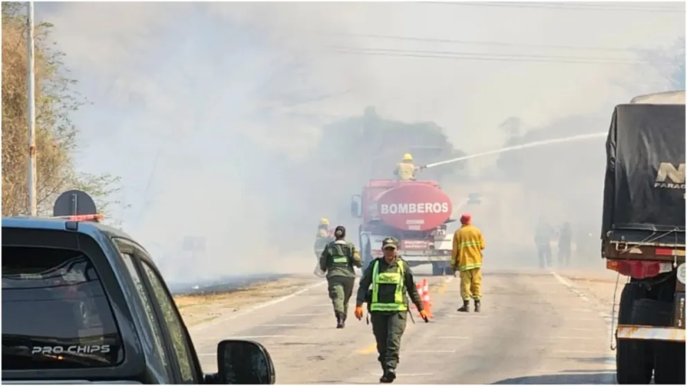 Voraz incendio en Ruta 34: bomberos trabajan para controlar las llamas