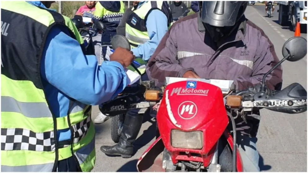 Le retuvieron la moto y generaron disturbios en la vía pública: fueron detenidos