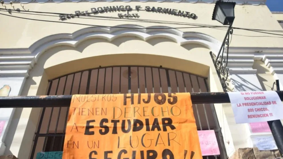 Padres de la Escuela Sarmiento exigen respuestas tras un mes de incertidumbre