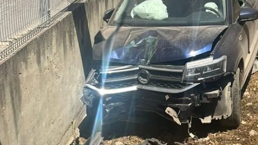Fuerte accidente en Avenida San Martín: un automóvil terminó dentro de una zanja