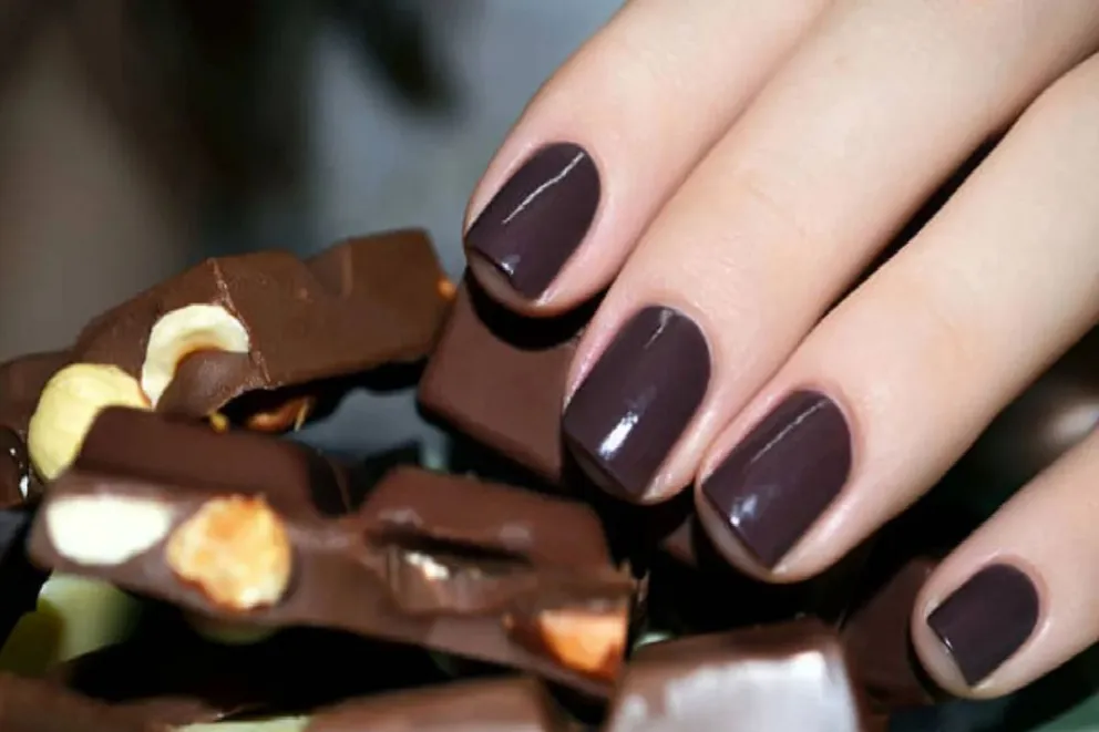5 diseños de uñas chocolate que marcarán tendencia en otoño 2024, el nail art más chic para esta temporada