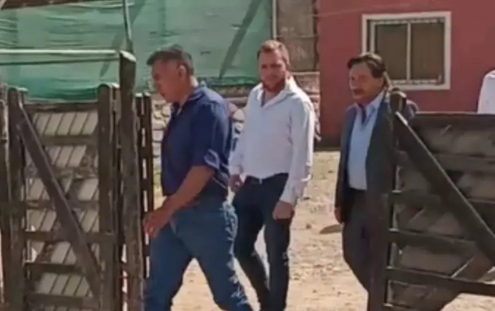 Gustavo Sáenz visitó a la familia de Jésica Gutiérrez en La Caldera