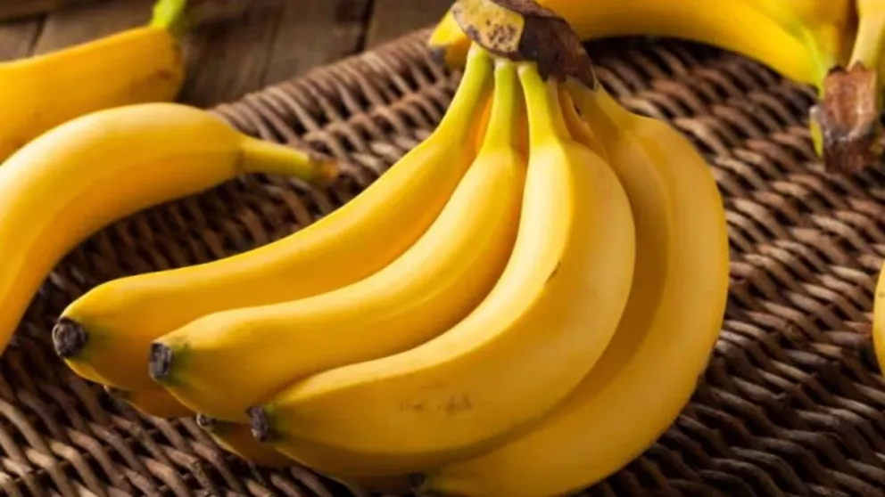 Este es el secreto para prolongar la vida de las bananas: firmes y frescas sin la heladera