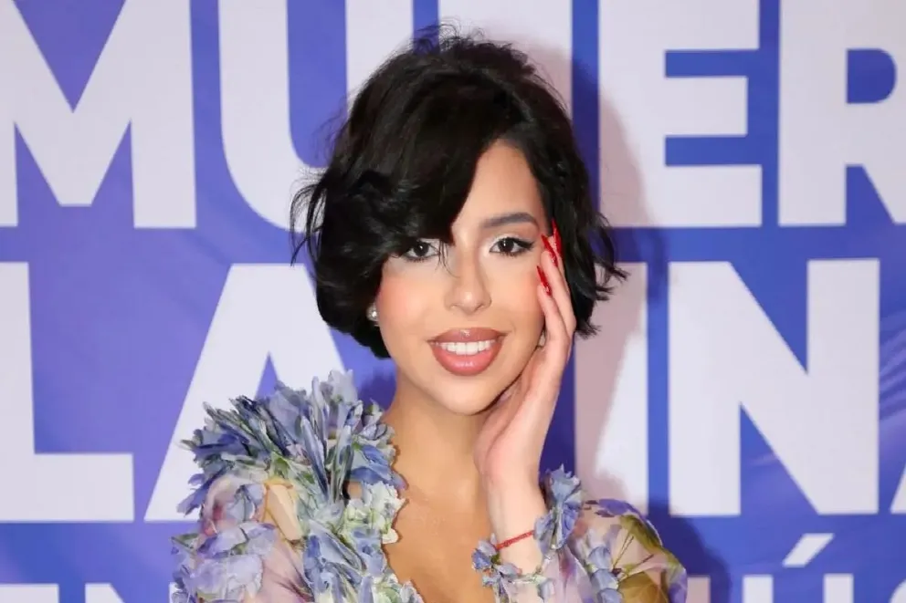 Ángela Aguilar marca tendencia: el esmalte azul claro que reinará hasta Fin de Año