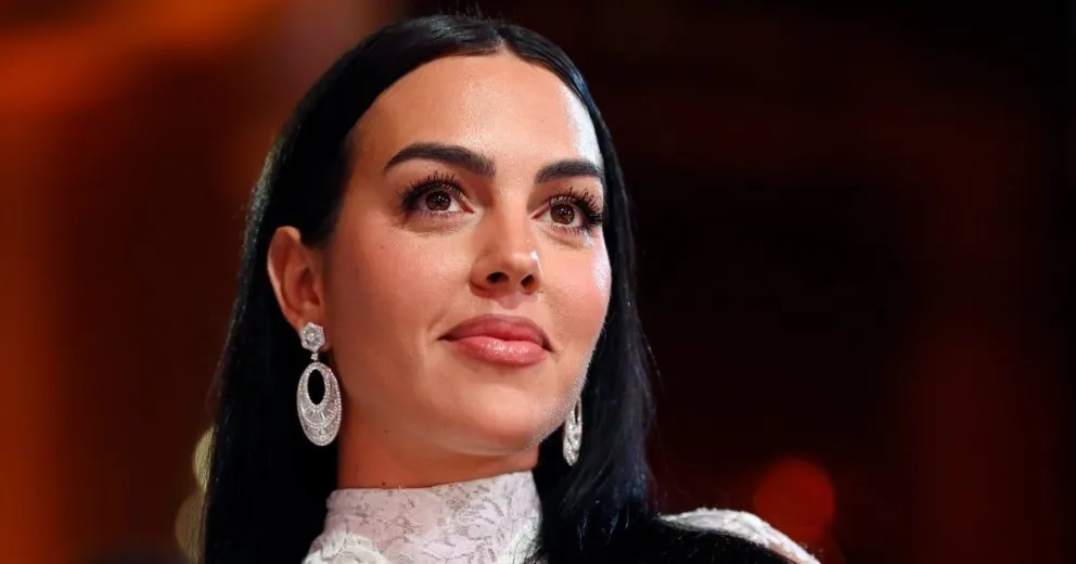 Georgina Rodríguez impacta con vestido inspirado en titulares de noticias: un homenaje a su trayectoria