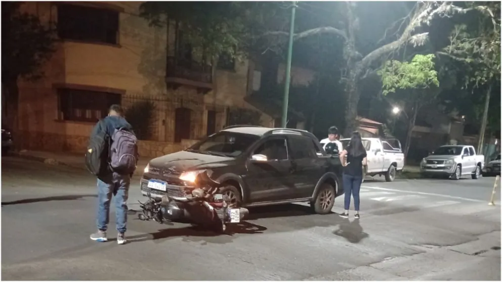 Violento accidente en Avenida Belgrano: una camioneta chocó contra una moto