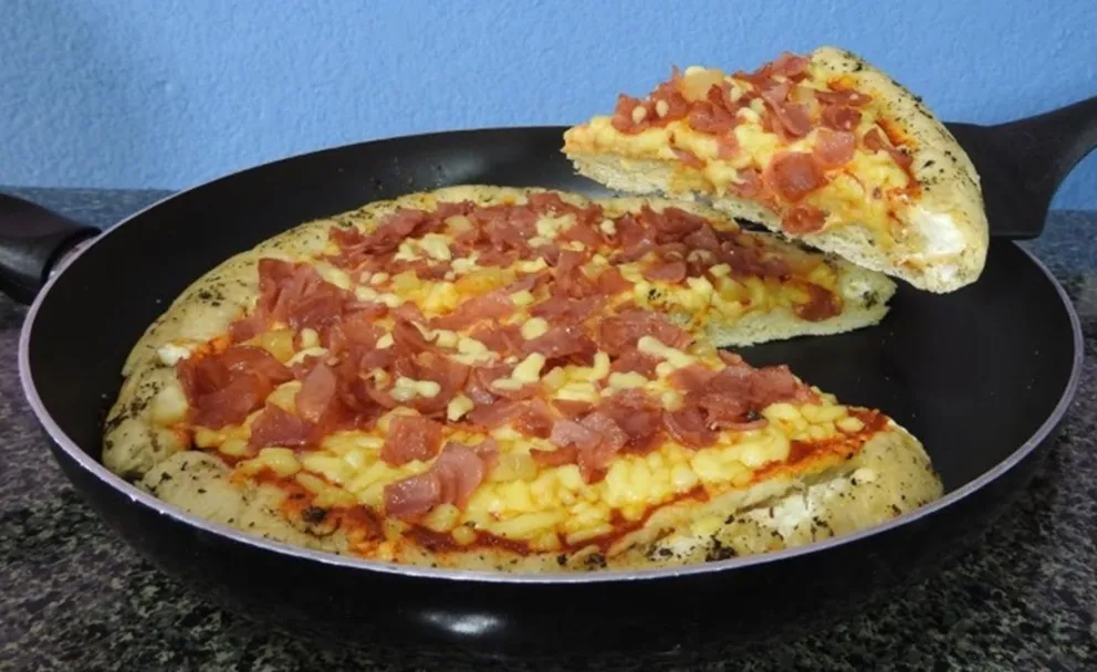 No más excusas para lucirte en la cena: la receta de pizza y fainá al sartén en 10 minutos